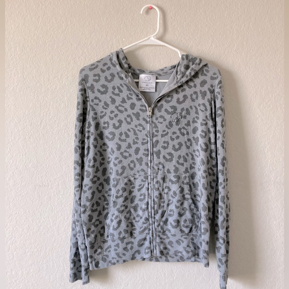 IVORY ELLA: Gray animal print top